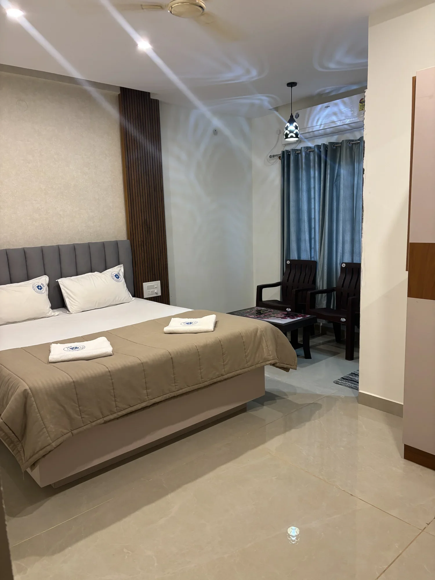 Comfortable family-friendly double room with seating area